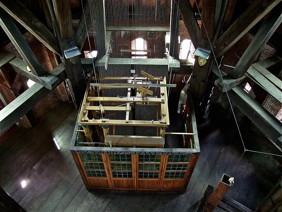Automatisch carillon in een klokkentoren, vergelijkbaar met de collectie van het Nationaal Beiaardmuseum in Asten