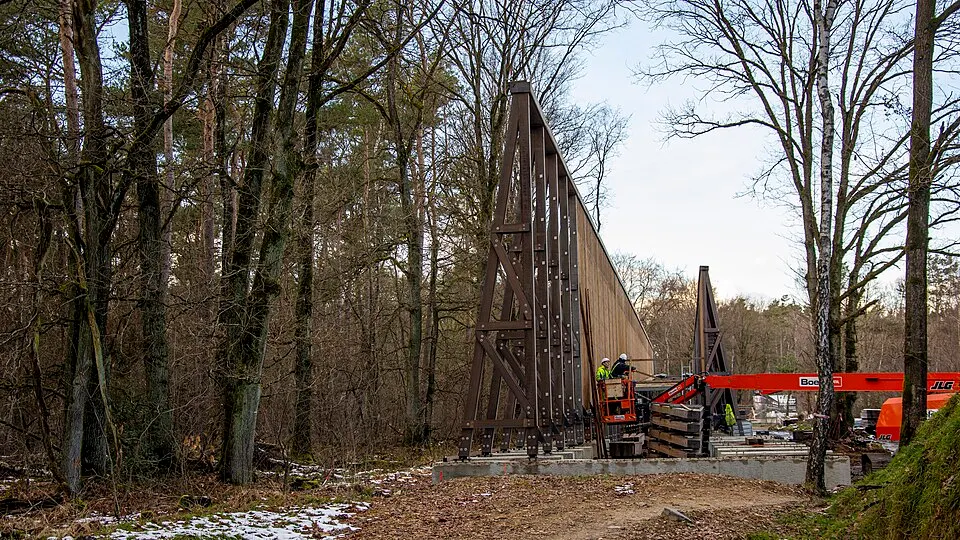 Fietser op fietspad door de heide